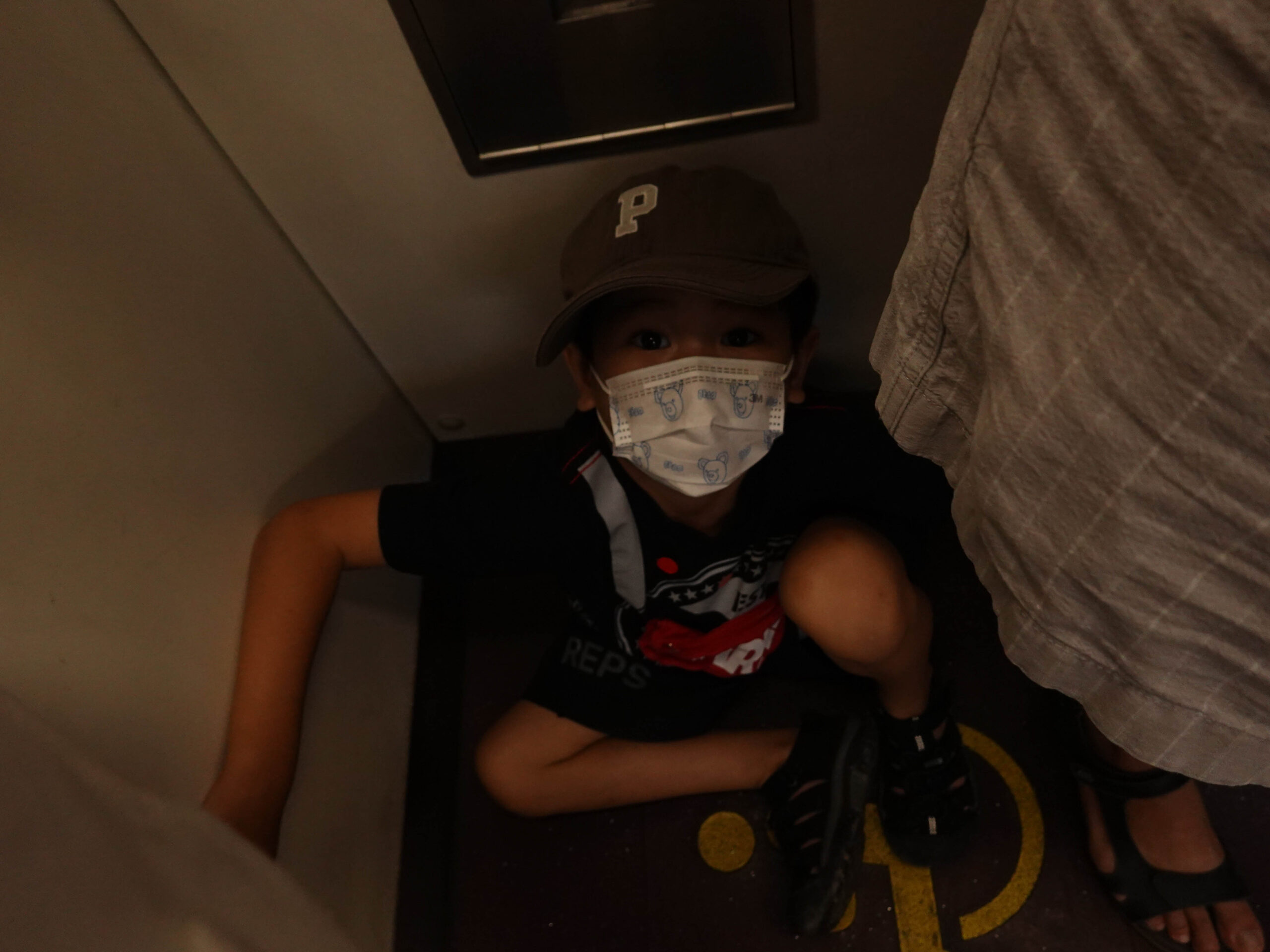 เด็กนั่งบนพื้นในรถไฟฟ้า บีทีเอส