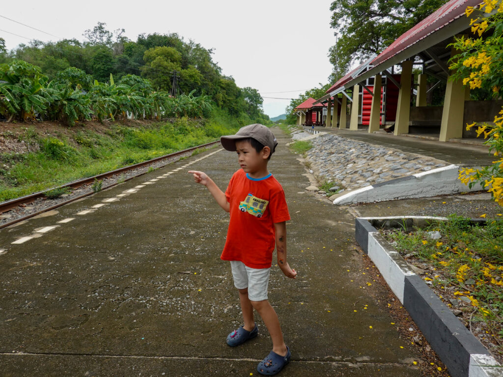 เด็กยืนรอรถไฟที่ชานชาลา