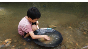 gold-panning-with-kid-bangsaphan