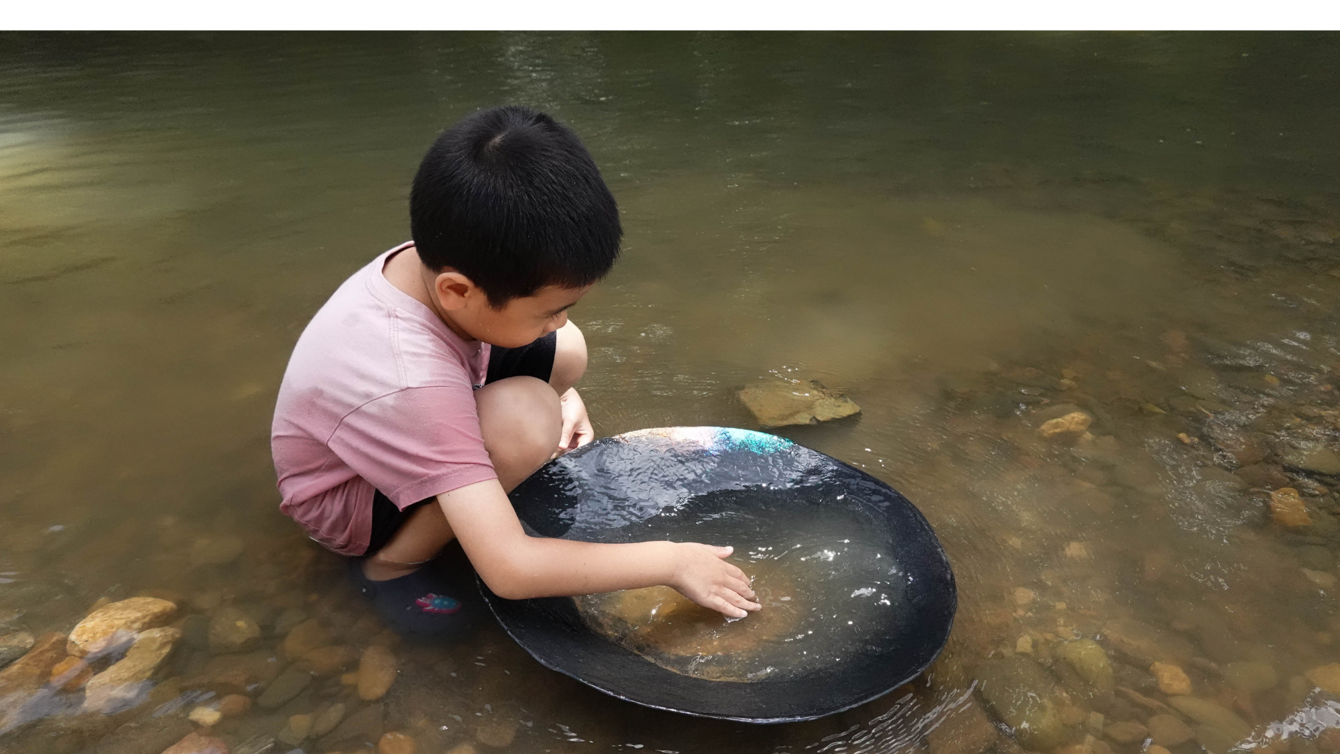 gold-panning-with-kid-bangsaphan